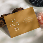 Reserve A Data Casamento de Outono Cor Mostarda | Foto Outonal Rú<br><div class="desc">Compartilhe a data do seu casamento com um caráter moderno e caloroso usando este cartão minimalista de Save the Date em marrom mostarda. O layout da data em estilo editorial negrito cria uma aparência limpa e focada no design na frente, enquanto o verso apresenta espaço para uma foto completa do...</div>