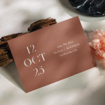 Reserve A Data Casamento de Outono em Terracota Profunda | Fotogr<br><div class="desc">Anuncie a data do seu casamento com um estilo sazonal caloroso usando este cartão minimalista de Save the Date com um rico fundo terracota profundo (também conhecido como argila enferrujada). O layout de data editorial em negrito adiciona um toque moderno e de design avançado, enquanto o verso apresenta espaço para...</div>