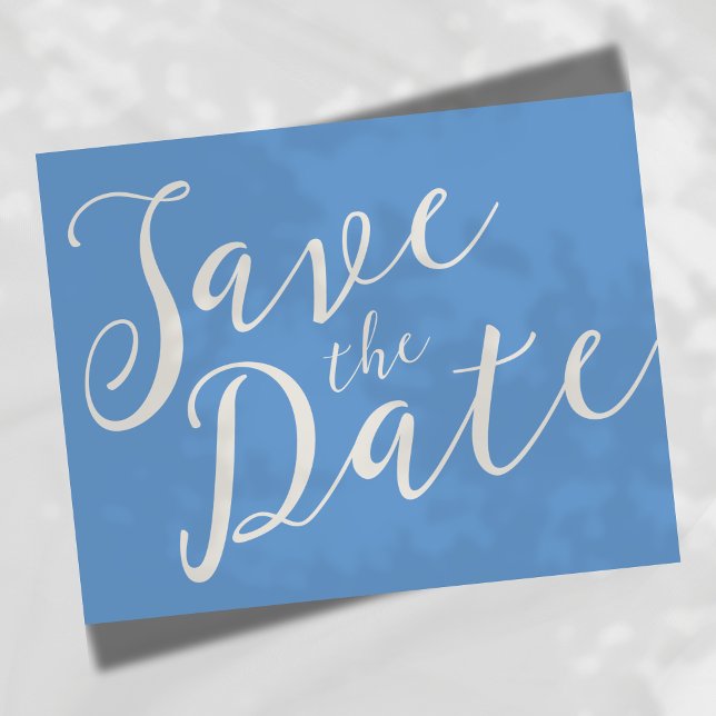 Reserve A Data Casamento de Script Romântico Salve O Cartão-Posta (Set the tone for your special day with this Whimsical Blue and Tan Save the Date card. )