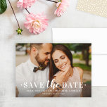 Reserve A Data Casamento de Sobreposição de Foto Branca do Tipo d<br><div class="desc">Anuncie seu casamento em estilo com este eterno, salve os cartões de anúncio de data que apresentam sua foto de noivado paisagista com um design de sobreposição de tipo serif ousado. Inclui uma simples redação na frente que pode ser personalizada com todos os detalhes importantes, incluindo um site de casamento....</div>