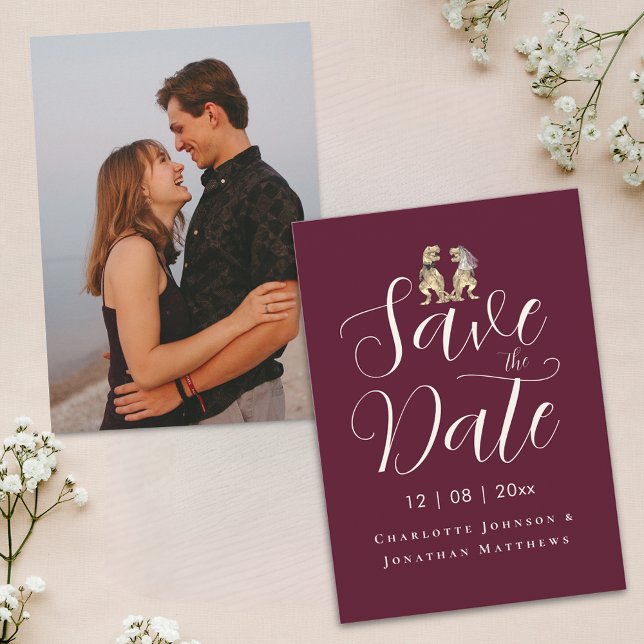 Reserve A Data Casamento Divertido de Dinossauro com Letra Elegan (Modern photo funny dinosaur bride and groom burgundy and cream wedding save the date T-Rex dino fun)