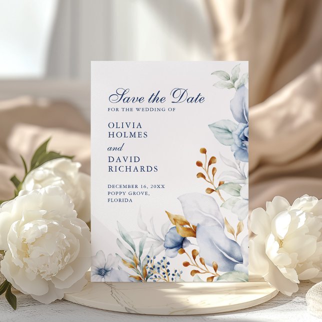 Reserve A Data Casamento Dourado e Azul Elegante Salvar a Data (Elegant Blue and Gold Floral Wedding Save the Date on a sunny table with white peonies)