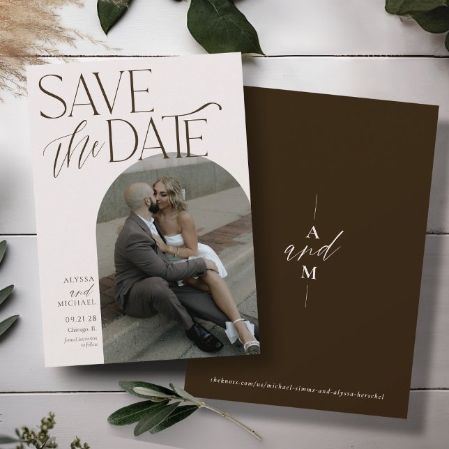 Reserve A Data Casamento Elegante de Foto em Arco Simples Moderno (Elegant modern arch photo typography inline monogram simple beige and brown wedding save the date)