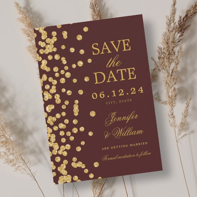 Reserve A Data Casamento Elegante de Script Dourado Confetti Burg (Elegant Script Wedding Gold Confetti Burgundy Save The Date)