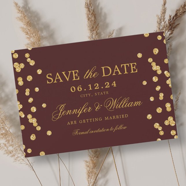 Reserve A Data Casamento Elegante de Script Dourado Confetti Burg (Elegant Script Wedding Gold Confetti Burgundy Save The Date)