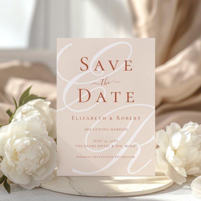 Reserve A Data Casamento Elegante Terracotta & Beige Monogramas (Elegant Terracotta & Beige Monogram Wedding Save The Date on a sunny table with white peonies)