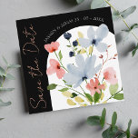 Reserve A Data Casamento Floral a Preto e Rosa de Arco Simples<br><div class="desc">Casamento Floral a Preto e Rosa Simples Salve as Cartões de Data - Design Botânico Elegante com Tipografia de Script Rosa. Anuncie seu casamento em estilo com nossos cartões modernos de guardar a data mostrando uma mistura cativante de flores azuis e cor-de-rosa, complementados por um verde-luxuoso e um arco preto....</div>