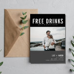 Reserve A Data Casamento Fotográfico de Bebidas Gratuitas<br><div class="desc">Casamento engraçado salve os cartões de data em uma cinza moderna e design preto com seu design de fotos personalizado que dizia "Bebidas grátis (e nós vamos nos casar)". Adicione sua foto, nomes, data do casamento e local. Personalize a parte traseira da placa com uma segunda foto. Contacte-me através do...</div>