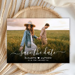 Reserve A Data Casamento Fotográfico do Coração Um Script Elegant<br><div class="desc">Um roteiro de caligrafia moderna elegante sobrepõe um casamento fotográfico, exceto o cartão de aviso de data. Modelo de design minimalista de chic apresenta 1 foto e legante escrita cursiva de tipografia manual com letra "Salvar a Data". Um pouco de amor entre os nomes. No backup, salve a mensagem pré-feita...</div>