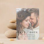 Reserve A Data Casamento Fotográfico do Elegante Modern Vellum Ov<br><div class="desc">Envie seus anúncios de noivado em estilo com este elegante casamento branco 2 foto faux vellum overlay Salve a data, com a moderna tipografia de script escrita à mão emparelhada com fontes serif elegantes como uma camada branca, sobre sua foto de noivado favorita. A parte de trás do convite apresenta...</div>