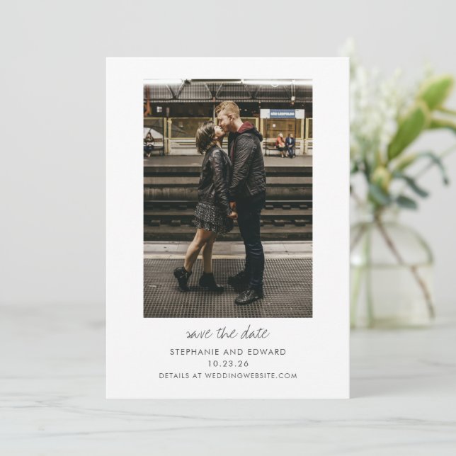 Reserve A Data Casamento Fotográfico Simples Preto Branco Minimal (Em pé/Frente)