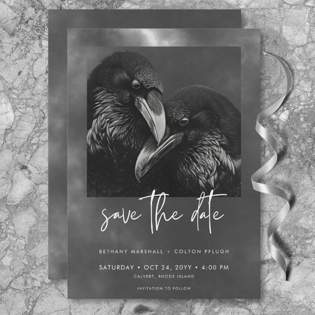 Reserve A Data Casamento Gótico de Embriões Pretos e Brancos (Gothic Black & White Raven Embrace Wedding Save The Date)
