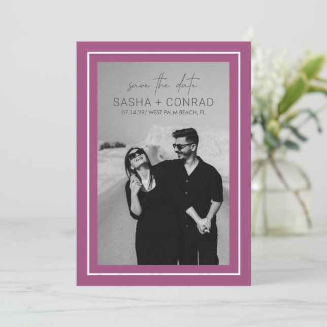 Reserve A Data Casamento Moderno com Foto e Borda Negrita Roxa (Em pé/Frente)