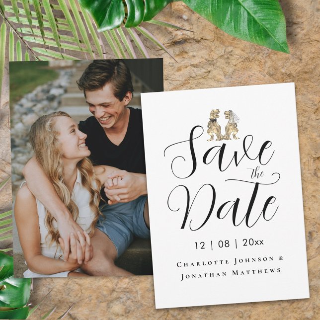Reserve A Data Casamento Moderno com Tema de Dinossauro Divertido (Funny dinosaur wedding elegant script photo save the date invitation)
