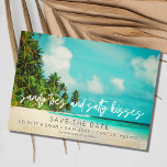 Reserve A Data Casamento na Praia Tropical Destino Foto<br><div class="desc">Linda cena de praia tropical casamento salvar a data para o seu casamento de praia destino. Linda cena de praia com a mensagem "Dedos dos pés arenosos e beijos salgados" juntamente com seus nomes, data e local do casamento. Adicione sua foto de noivado no verso. Envie esses cartões para familiares...</div>