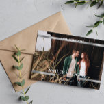 Reserve A Data Casamento Prateado Impresso Moderno Salve a Data<br><div class="desc">Simples Casamento Moderno Salve os cartões com fotos personalizados da Data. Para personalização mais avançada deste design,  clique no botão "Personalizar"! Itens correspondentes e mais opções de cor também estão disponíveis por solicitação.</div>