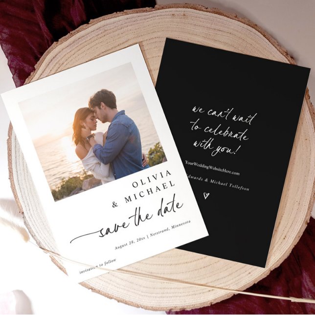 Reserve A Data Casamento Preto e Branco com Letra Manual Moderna  (Simple black and white save the date with couple photo and elegant modern handwriting script.)