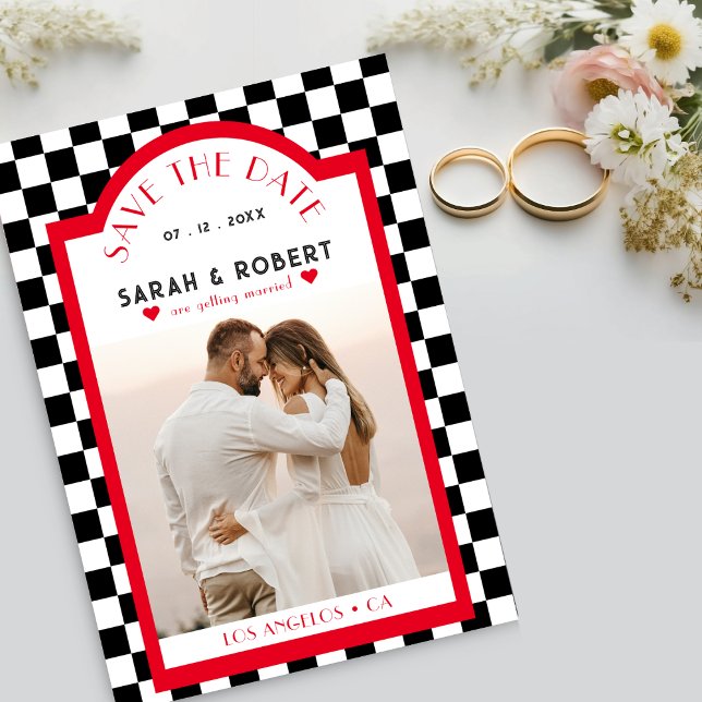 Reserve A Data Casamento Vermelho e Branco com Foto do Quadro de  (Retro Checkerboard Photo Red Black & White Wedding Save The Date)