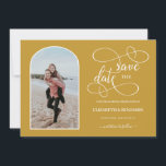 Reserve A Data Chic Dourado Branco Quadro Arqueado Foto Save the<br><div class="desc">Moderno e elegante design impresso em caligrafia chic dourada em quadro arqueado para save the date de casamento com foto que pode ser personalizado com o seu texto. Por favor, clique no botão "Personalize" e use nossa ferramenta de design para modificar este modelo. Confira a loja de Design Gráfico para...</div>