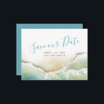 Reserve A Data Coasteline Shoreline Watercolor Salvar a Data<br><div class="desc">Anuncie sua noivado com minha costa salve o cartão de data apresentando Salvar nossa data em uma tipografia de script de tendência com uma réplica da minha linha costeira original em tons de blues e turquesa. Este simples cartão de praia do oceano apresenta uma sobreposição de texto com seus nomes,...</div>