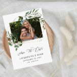 Reserve A Data Deixa o Eucalyptus Dourado H Photo Salvar a Data<br><div class="desc">Peça aos seus convidados que estejam animados e prontos para comemorar o seu casamento ou festa com a sua Folha e Eucalyptus Dourados H Foto para Salvar o Cartão de Data.</div>