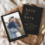 Reserve A Data Dourado preto Salve a data Elegante - minimalista<br><div class="desc">Negra Elegante e Cartões salve a data Dourados que têm uma foto na frente. Os Cartões salve a data contêm uma moderna tipografia cursiva escrita escrita escrita escrita escrita escrita escrita escrita que é elegante,  simples e moderna a ser usada depois da simples celebração do dia de casamento minimalista.</div>