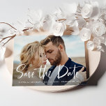 Reserve A Data Duas Fotografias | Script Moderno Salvar a Data<br><div class="desc">Este baleado e elegante cartão de ponto apresenta duas das suas fotos pessoais favoritas,  com o tradicional roteiro branco manuscrito. Um olhar simples e moderno que vai ajustado perfeitamente com o seu estilo!</div>