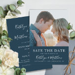 Reserve A Data Dusty Blue Modern Typografia Simple Photo Casament<br><div class="desc">A Tipografia Moderna Dusty Blue Simple Photo Wedding Salva O Cartão De Convite À Data. Avise sua família, amigos e colegas que você marcou uma data para sua celebração de casamento com este casamento elegante, na moda e moderno, salve o cartão de convite. Todos os textos estão pré-organizados para que...</div>