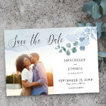 Reserve A Data Dusty Eucalyptus Wedding Elegant Foliage Foto<br><div class="desc">Elegante salve o cartão de data com fotos personalizadas, folhas de eucalipto, letras manuais e lavagem com aquarela. Esse delicado design tem um verde-aquarela e folhagem em tons de cinza azul empoeirado e verde. Salve a data está escrita em lindas caligrafias e a modelo está configurada para você personalizar. Um...</div>