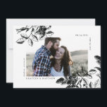 Reserve A Data Elegância Rosa selvagem branca e negra<br><div class="desc">Gráficos rosa selvagens antigos em um quadro preto e branco moderno,  sua foto de noivado paisagem ao lado de um texto personalizado elegante com espaço para mais informações na parte de trás da carta.</div>