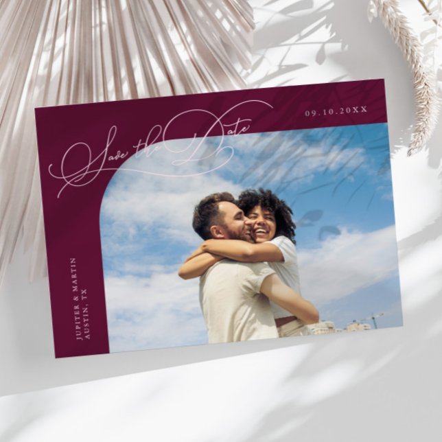 Reserve A Data Elegant Script Cranberry Curved Frame Photo (Criador carregado)