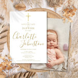 Reserve A Data Elegante Baptism Christening Foto de Assinatura Do<br><div class="desc">A assinatura de ouro batismo elitista que batismo batizante salva o convite de data que contém um nome de assinatura de script de ouro elegante. Personalize com seu batismo especial ou informações batizantes em letras de ouro cômico e foto no verso. Projetado por Thisnotme©</div>