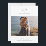 Reserve A Data Elegante Código QR de Foto com Monograma<br><div class="desc">Este cartão de Save the Date é elegante e tecnológico com seu monograma e código QR. A frente tem um monograma moderno com as iniciais do casal e uma área de modelo para adicionar sua foto favorita. O verso tem 3 linhas para adicionar texto adicional e um código QR, tornando-o...</div>