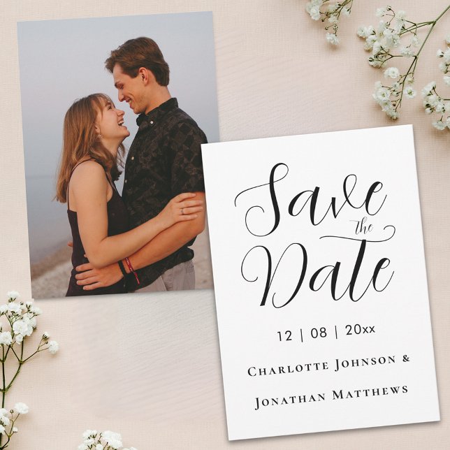 Reserve A Data Elegante Rótulo Moderno de Foto de Casamento (Modern photo elegant script black and white wedding save the date invitation Classic chic stylish)