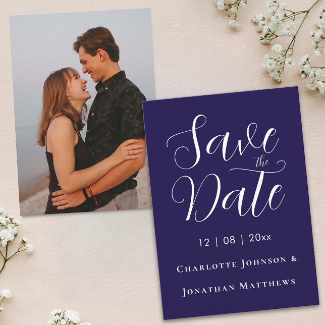 Reserve A Data Elegante Rótulo Moderno de Foto de Casamento (Modern photo elegant script navy blue and white wedding save the date invitation Classic stylish )