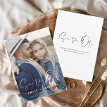 Reserve A Data Elegante Salve o Script Moderno de Foto de Data<br><div class="desc">Retrato Vertical de Script Manuscrito Moderno e Elegante Salve o Cartão de Casamento de Data. O cartão de convite para salvar data inclui uma tipografia de chic e na moda com um design simples e minimalista sobre fundo branco ao qual você pode adicionar sua fotografia personalizada de noivado.</div>