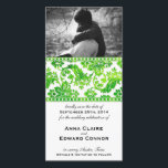 Reserve A Data Emerald Green Vintage Damask Lace Guarde a Data<br><div class="desc">A combinação de texto e fundo minimalista com uma intrincada, brilhante e vibrante borda verde esmeralda, como brilhante verde primavera aplicado pelo sol, separa esta design de casamento. O impressionante estilhaço floral varre e enrola-se de forma violenta até uma borda de diamante, além da qual está o casamento, salvo a...</div>