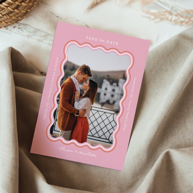 Reserve A Data Estilo Minimal Retro Moderno Quadro de Foto Ondula (Stylish Minimal Retro Style Wavy Photo Frame Pink Save The Date)