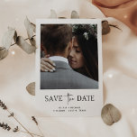 Reserve A Data Estilo minimalista | Uma Foto Salvar A Data<br><div class="desc">Este simples e elegante casamento preto e branco salve o cartão de data com sua foto pessoal na frente,  com uma mistura de moderno roteiro escrito à mão e texto ousado do serif. Há espaço para informações adicionais no verso,  incluindo o seu site de casamento.</div>