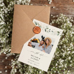 Reserve A Data Eucalyptus Glow Foto para salvar data 2<br><div class="desc">Envie sua data em estilo real com sua foto e um eucalipto e ouro, coroa pintada manualmente e caligrafia. Excelente para primavera e casamentos ou noivados de verão. Qualidade personalizada sem preço personalizado, este convite é impresso em impressoras de alto nível profissional e de alta qualidade. E você pode facilmente...</div>