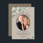 Reserve A Data Eucalyptus Greenery e Photo Tan Wedding<br><div class="desc">Este belo cartão de encontro vai avisar seus amigos e família sobre seu próximo casamento. Apresenta um elegante design de som com a sua fotografia num quadro oval rodeado por folhas de eucalipto e verde num fundo castanho-claro ou castanho-claro. Há espaço para seus nomes, a data do casamento e a...</div>