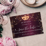 Reserve A Data faíscas de ouro burgundy do mascarada<br><div class="desc">Um cartão de datilografia e moda Salve a data para uma festa de aniversário de 50 anos (ou qualquer idade). Um fundo burguês decorado com falso brilho dourado, faíscas e uma máscara de mascarada. Personalize e adicione uma data e nome/idade. O texto: Salvar a Data é gravado com um script...</div>