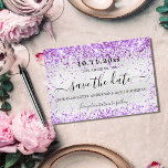 Reserve A Data Festa de aniversário violeta violeta roxa<br><div class="desc">Uma cinta e moda Salve a placa Date para uma festa de aniversário 40th (ou qualquer idade). Um fundo moderno, de aparência fina, decorado com faíscas de brilho violeta, cor de lavanda. Personalize e adicione uma data e nome/idade 40. O texto: Salvar a Data é gravado com um script de...</div>