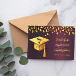 Reserve A Data Festa de formatura de confete de boné ouro borgonh<br><div class="desc">A Save the date card for a festa de formatura. Na frente: Um fundo de gradiente burguês, texto de ouro. Modelos para um nome e data. O nome e o texto: Salvar a Data são escritos com um script de estilo moderno com letra manual. Com um boné de ouro falso,...</div>