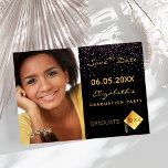 Reserve A Data Festa de formatura de confete roxo preto<br><div class="desc">Uma foto Salve o cartão de data de uma festa de formatura. Na frente: adicione sua própria foto vertical do formando. Uma cor preta de fundo chic e um sprinkle confetti roxo. Modelos para um nome e data. Ouros. O nome e o texto: Salvar a Data são escritos com um...</div>