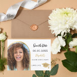 Reserve A Data Festa de formatura de ouro simples e moderna para<br><div class="desc">Uma foto Salve o cartão de data de uma festa de formatura. Na frente: adicione sua própria foto vertical do formando. Fotografia do arco dourado. Um fundo branco chic, texto preto. Modelos para um nome e data. O nome e o texto: Salvar a Data são escritos com um script de...</div>