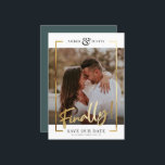 Reserve A Data Finalmente! | Sa de Diversão Elegante de Foto Quad<br><div class="desc">Compartilhe as maravilhosas notícias de seu noivado com esses Cartões salve a data de quadro-ouro impresso e divertidos e modernos, com sua foto quadrada favorita junto com uma grande ousadia FINALMENTE! em bela caligrafia manuscrita escrita. Personalize com duas linhas de texto personalizado na parte inferior para obter detalhes adicionais, como...</div>