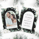Reserve A Data Flores Evergreen e Cotton Arch Fotografia Preta<br><div class="desc">Isso permite salvar a data da placa lisa,  que contém verde pintado manualmente de inverno,  flores de algodão feitas com texturas de ouro e aquarela,  e uma mensagem detalhada de salvamento no verso.</div>