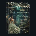 Reserve A Data Floresta Encantada Vestido Verde Quinceañera<br><div class="desc">Personalize esse encantador aniversário de Quinceañera / Sweet 16, salve a data fácil e rapidamente. Basta clicar no botão Editar usando ferramentas de Design para editar ainda mais o texto, alterar estilos de fonte e cores de fonte. Apresentando uma garota vestida de bonito vestido verde sábio e um fundo florestal...</div>