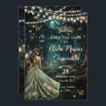 Reserve A Data Floresta Encantada Vestido Verde Quinceañera<br><div class="desc">Personalize esse encantador aniversário de Quinceañera / Sweet 16, salve a data fácil e rapidamente. Basta clicar no botão Editar usando ferramentas de Design para editar ainda mais o texto, alterar estilos de fonte e cores de fonte. Apresentando uma garota vestida de bonito vestido verde sábio e um fundo florestal...</div>